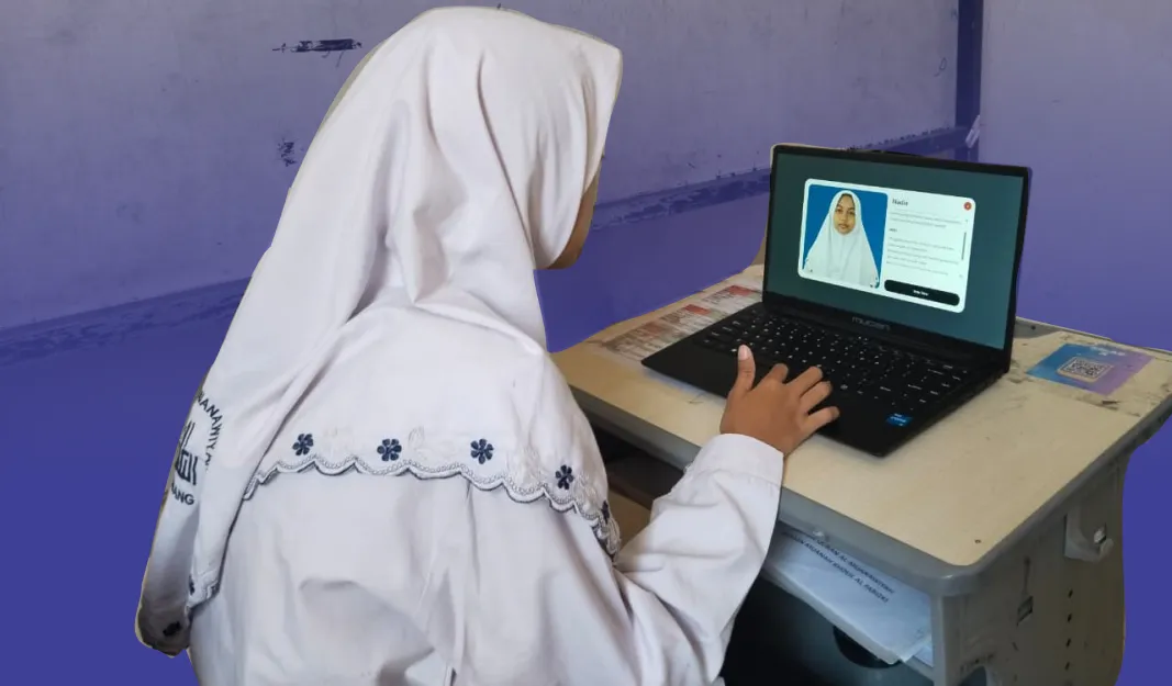 seorang siswi sedang menggunakan hak suara dalam pemilihan ketua osis di smp quran al muanawiyah