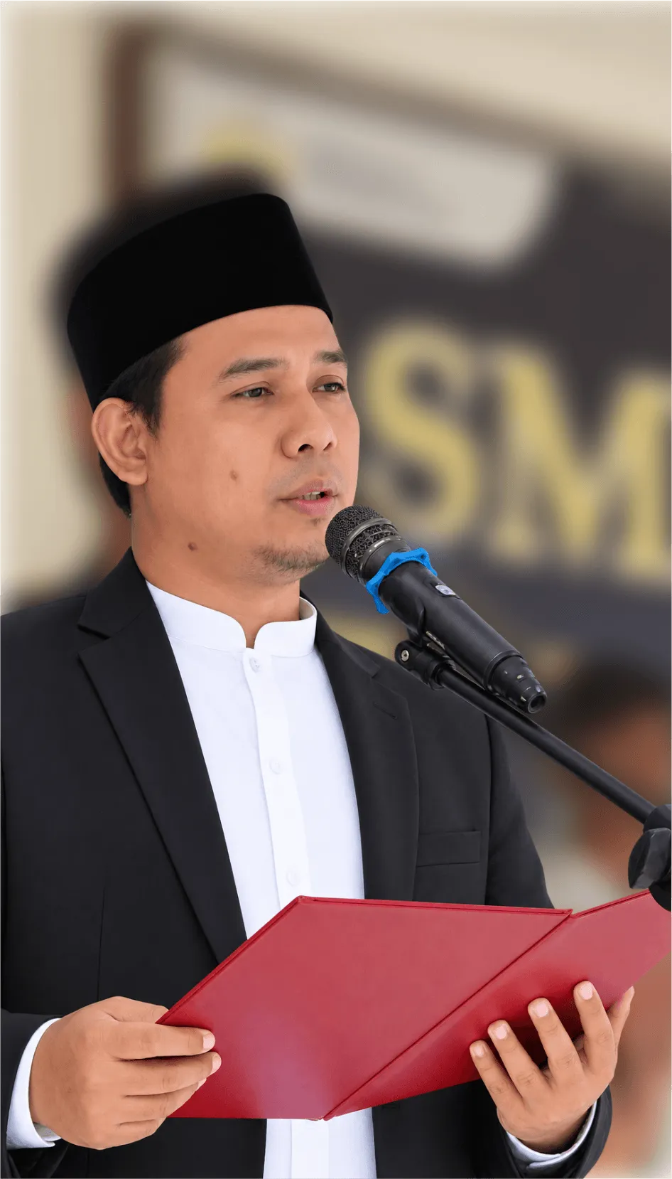 Ustadz A. Muammar Sholahuddin, pengasuh PPTQ Al-Muanawiyah sebagai pembina upacara