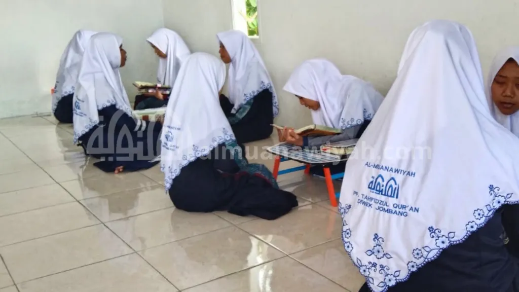 Kegiatan Setoran Hafalan di PPTQ Al Muanawiyah