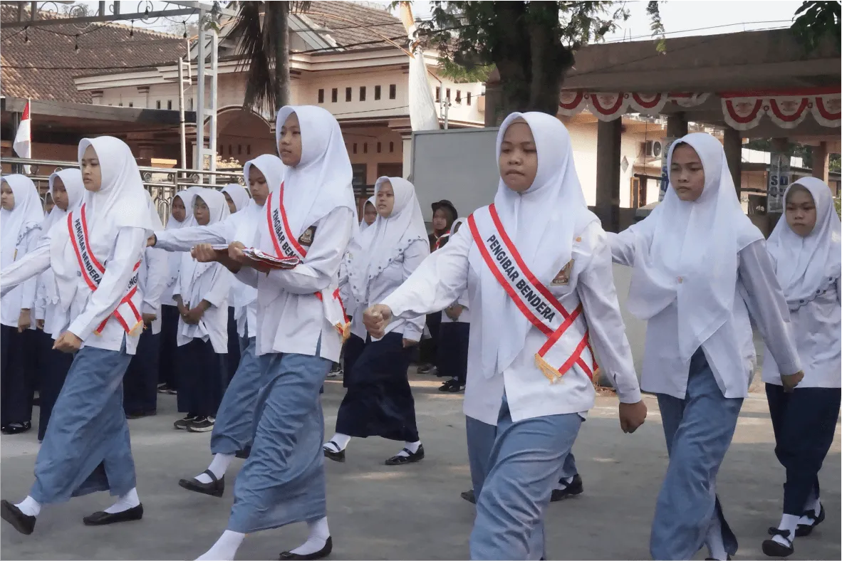 Pasukan pengibar bendera terdiri dari siswi SMP dan MA Quran Al-Muanawiyah