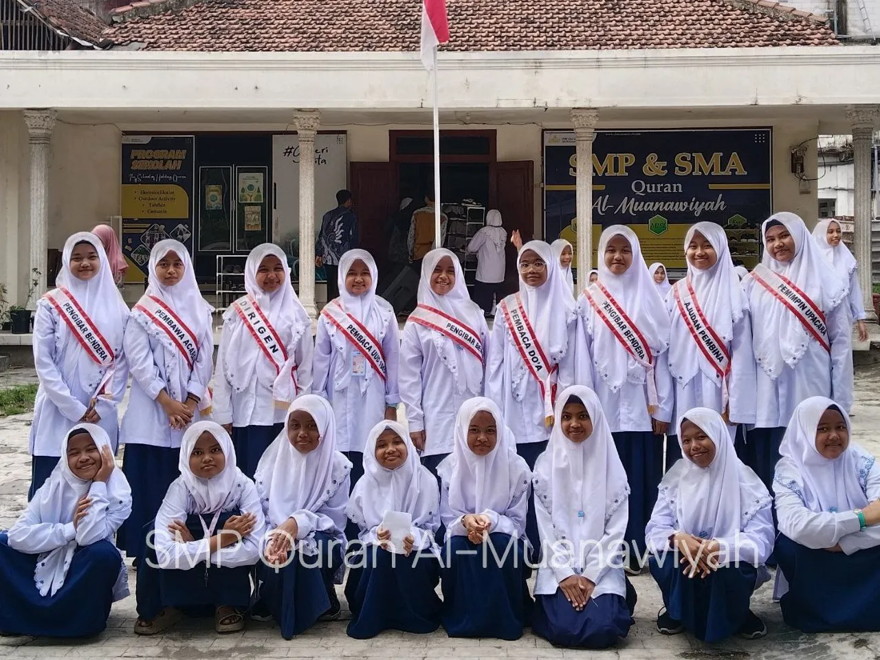 para sisi kelas 7 smp quran al-muanawiyah menjadi petugas upacara