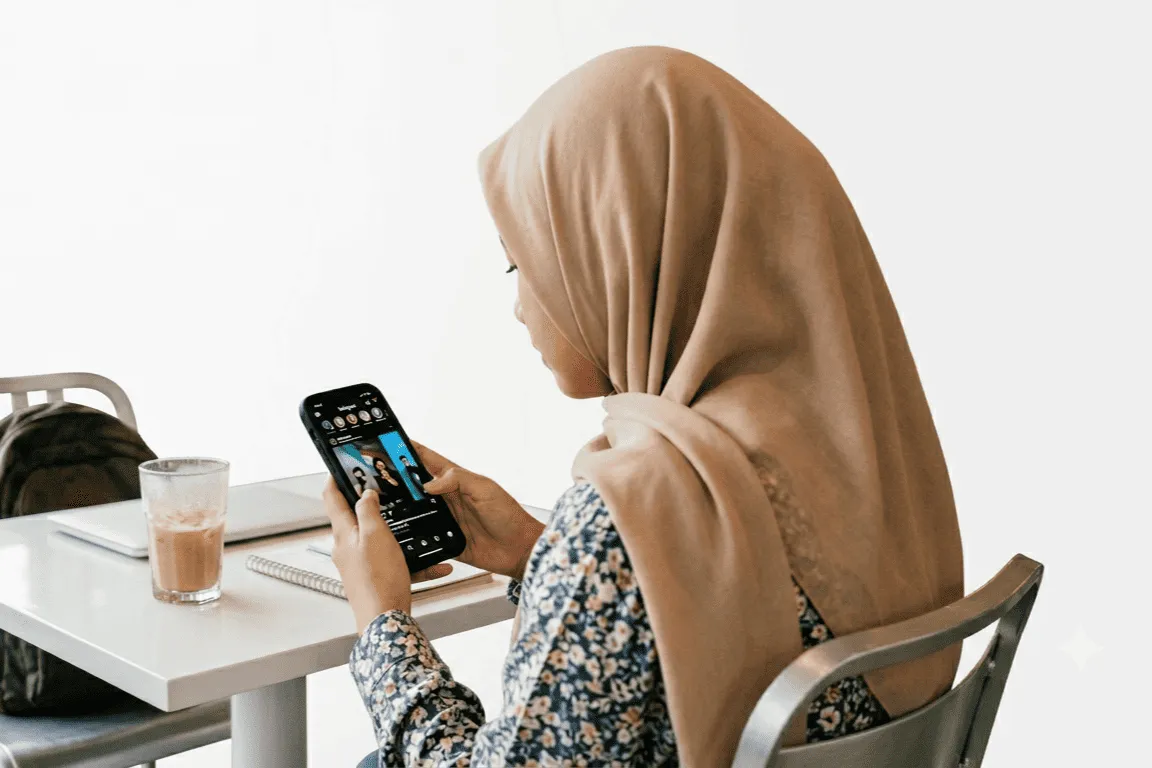 seorang remaja sedang menggunakan sosial media