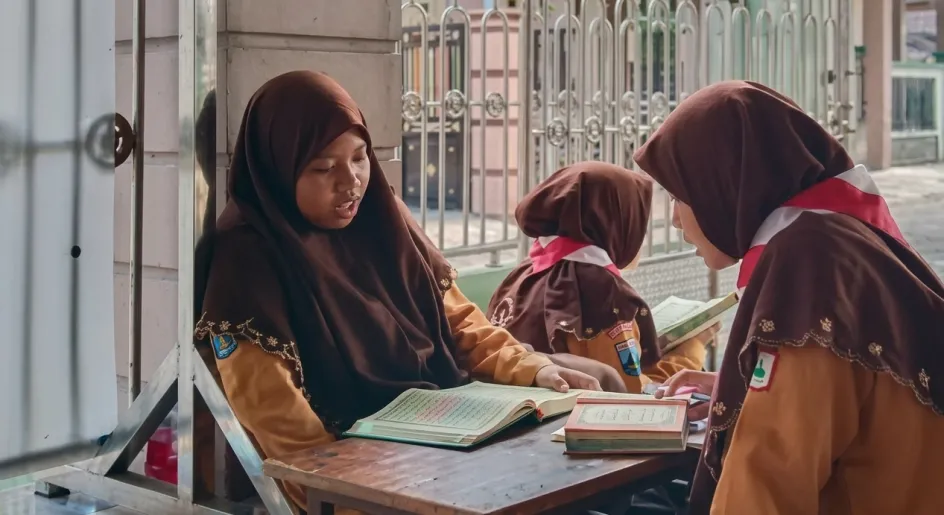 Murid SMP Quran Al-Muanawiyah sedang membaca Quran sebagai persiapan setoran hafalan